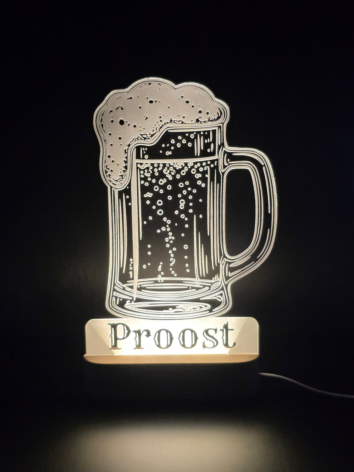 Personalisierter LED-Bierkrug Proost als Gravurbeispiel
