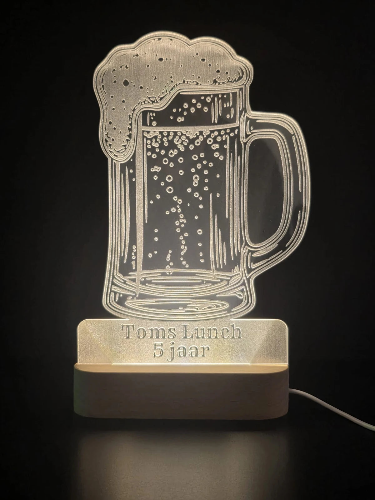 Beispiel einer personalisierten LED-Bierkrug-Lampe mit Gravur