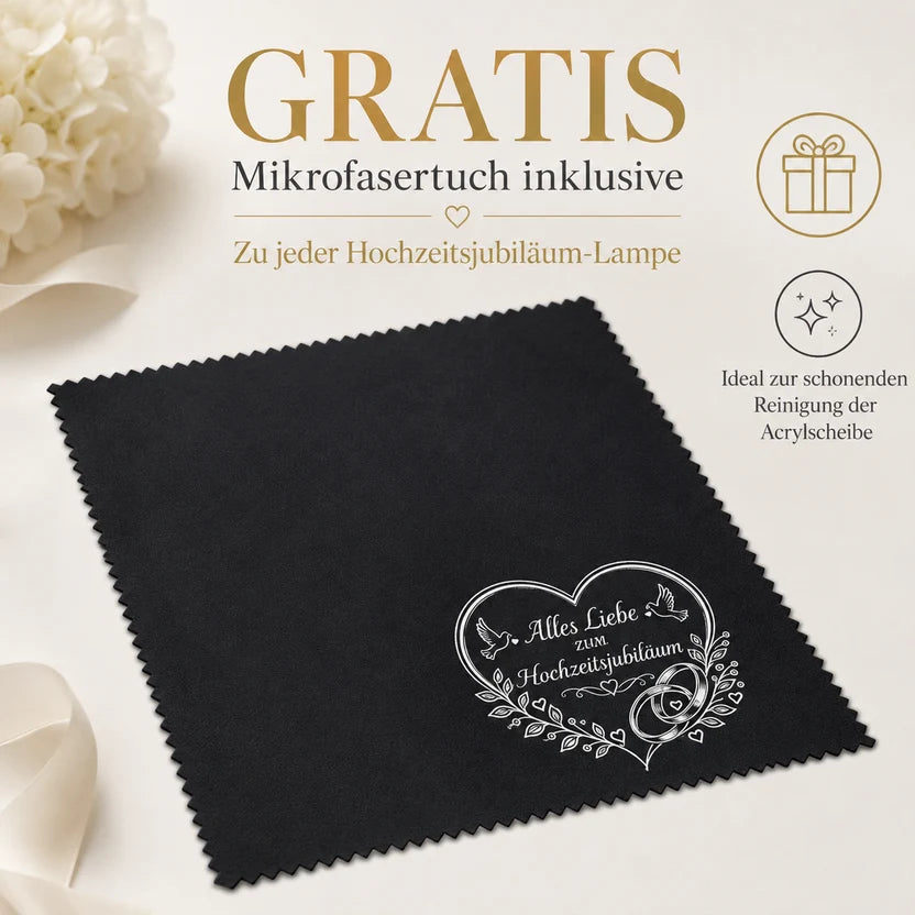 Kostenloses Mikrofasertuch inklusive – passend zur personalisierten LED-Lampe zum Hochzeitsjubiläum.