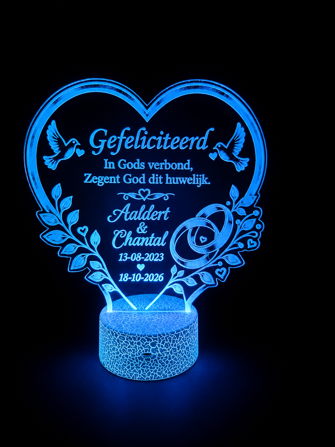 Blaue LED-Hochzeitslampe Aaldert und Chantal vor schwarzem Hintergrund