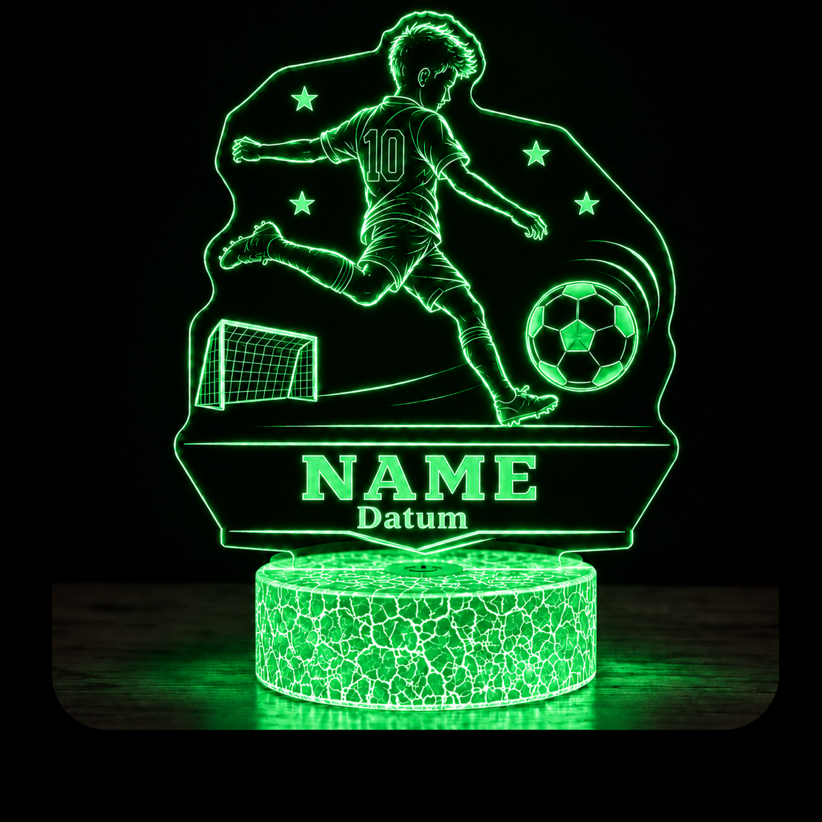 Personalisierte LED Fußballlampe mit Name und Datum in Grün mit Cracked-Ice-Sockel