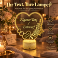 Personalisierte XL LED-Herzlampe mit eigenem Text in warmer Wohnatmosphäre